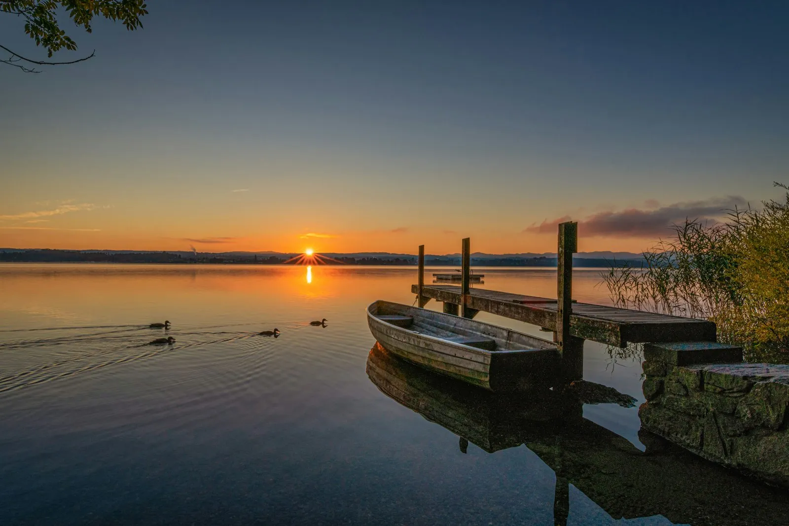 Abendstimmung am Greifensee mit Holzboot am Ufer bei Uster