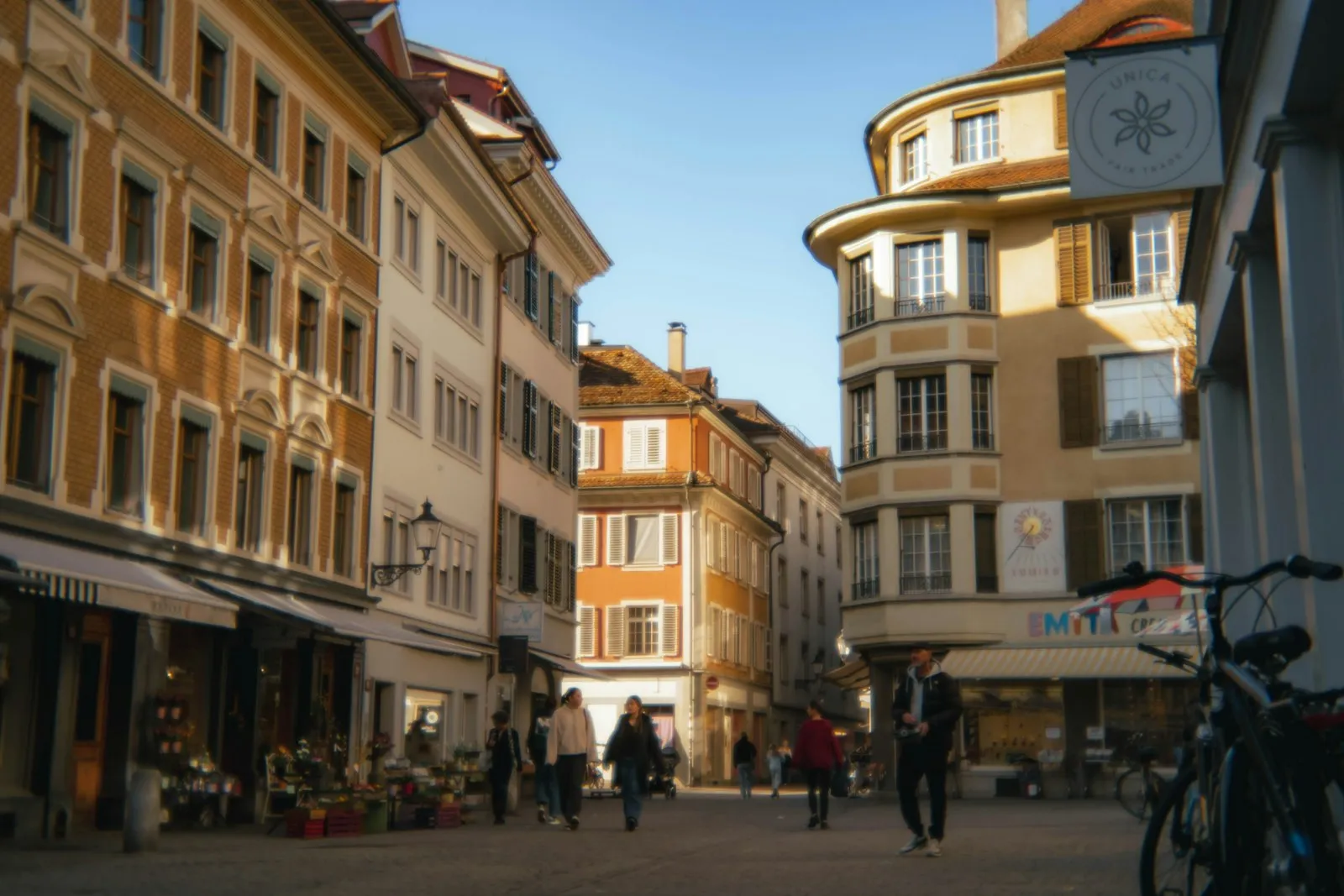Historische Altstadtgasse in Winterthur mit Rundturm und Gewerbe
