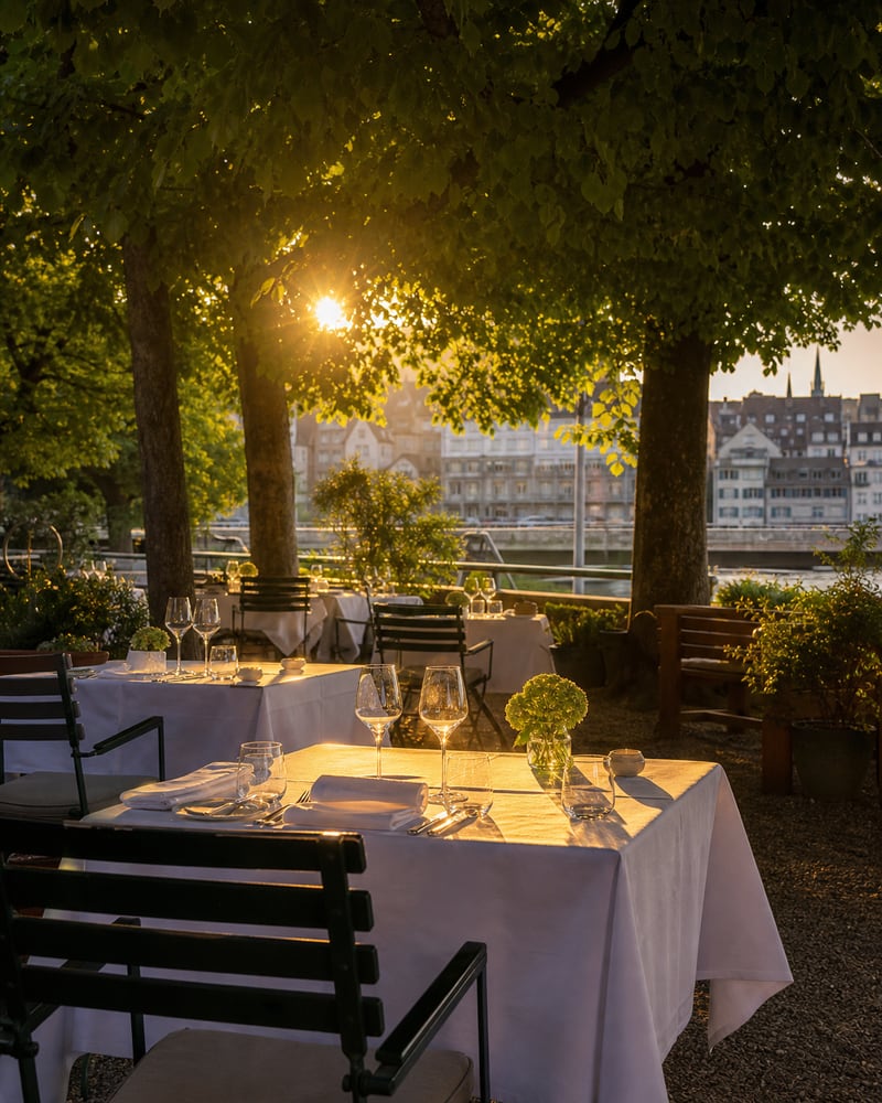 Restaurantterrasse im Abendlicht, weisse Leinentischtücher, Weingläser im Gegenlicht