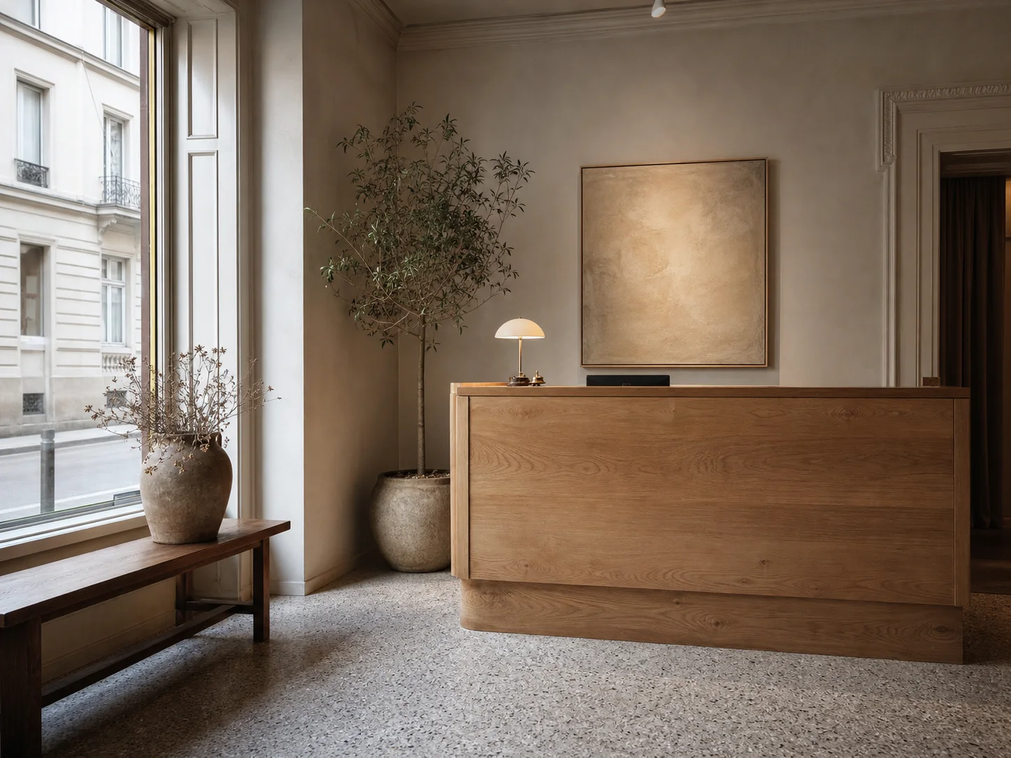 Heller Empfangsbereich des Salons Ritual in Zürich-Aussersihl mit weichem Tageslicht und Terrazzoboden.