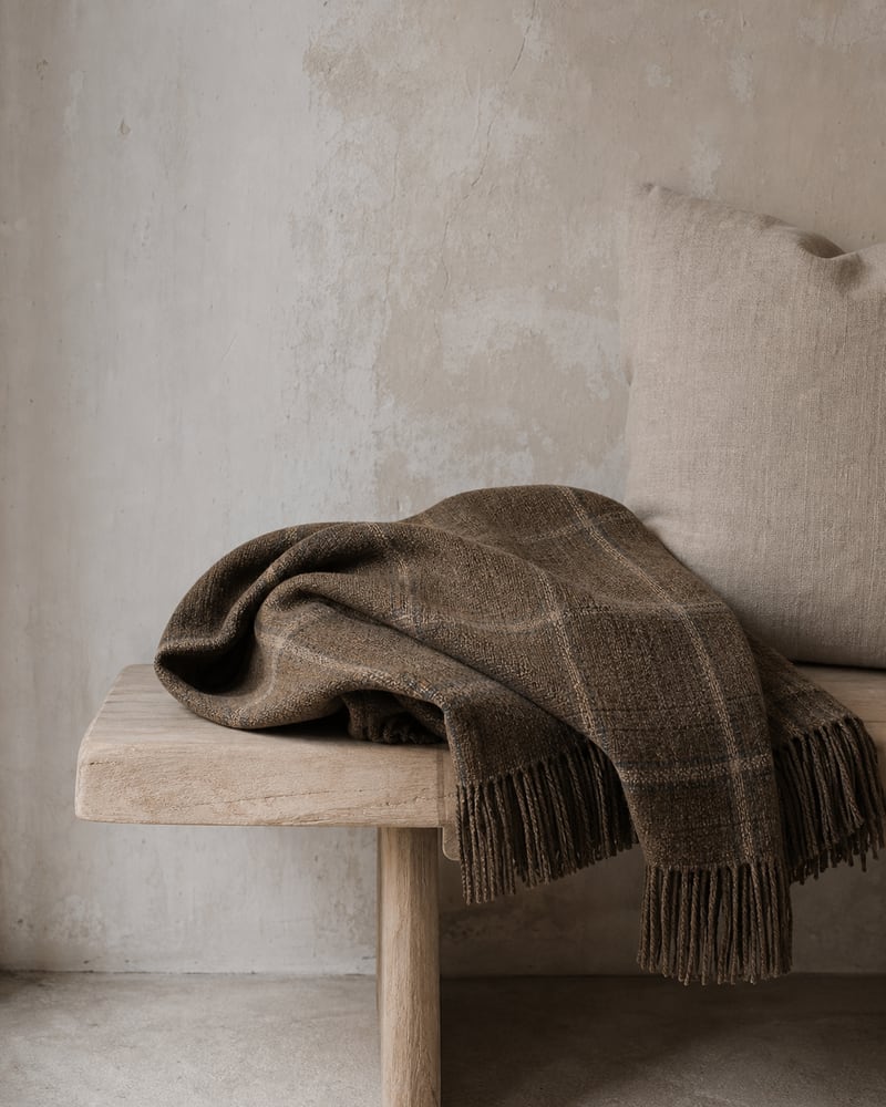 Tabakbraunes Plaid auf Holzbank
